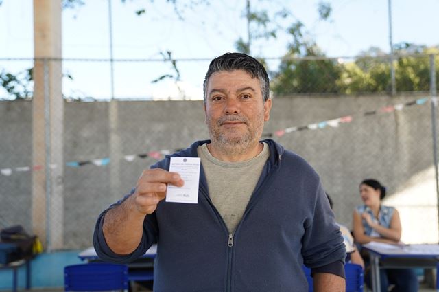 Idosos recebem carteira que garante descontos no valor de passagens interestaduais