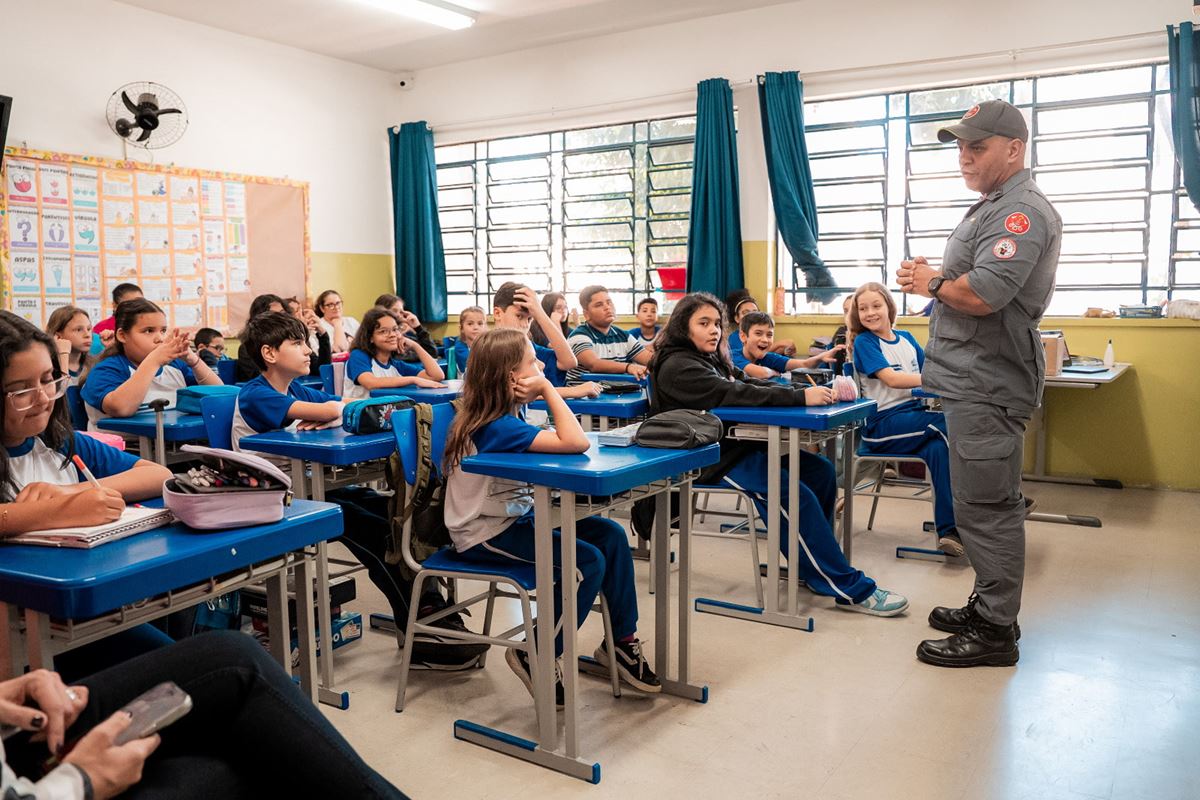 Programa Bombeiro na Escola mobiliza 9 mil estudantes das escolas da Prefeitura