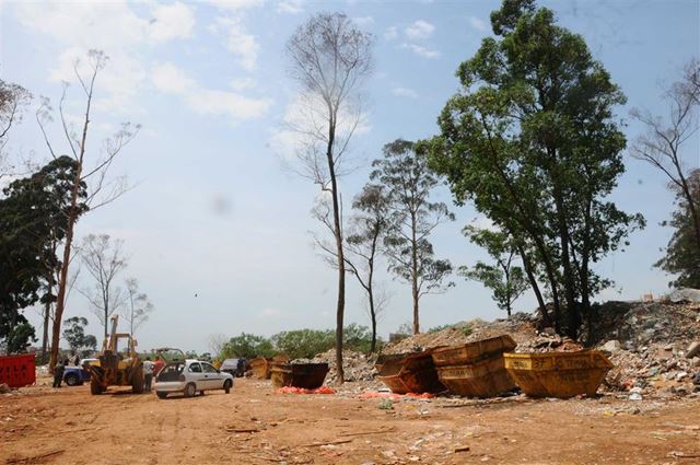 Prefeitura lacra aterro clandestino na região do Taboão