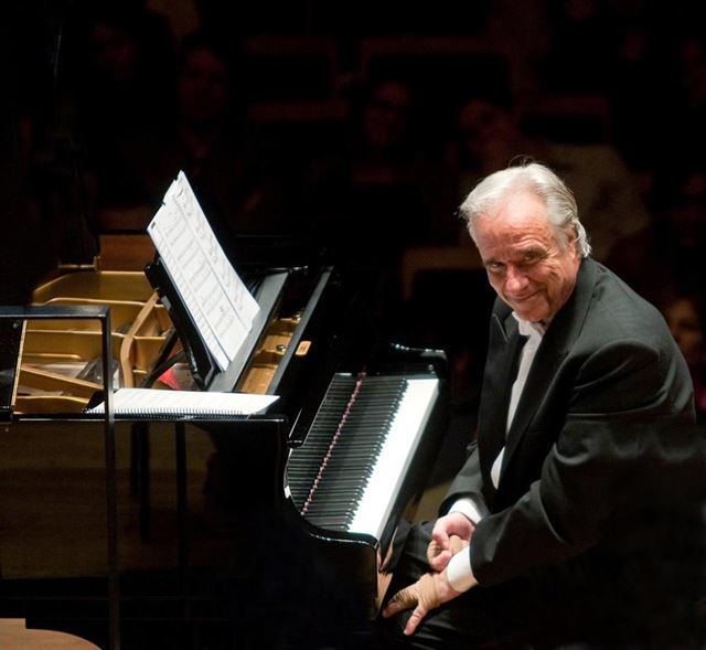 Orquestra Jovem de Guarulhos e o maestro João Carlos Martins, no Adamastor