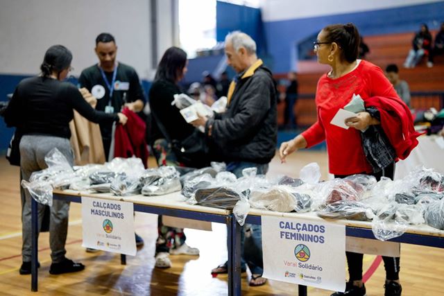 Varal Solidário no Ginásio João do Pulo doa mais de mil peças de roupas para pessoas em situação de vulnerabilidade social