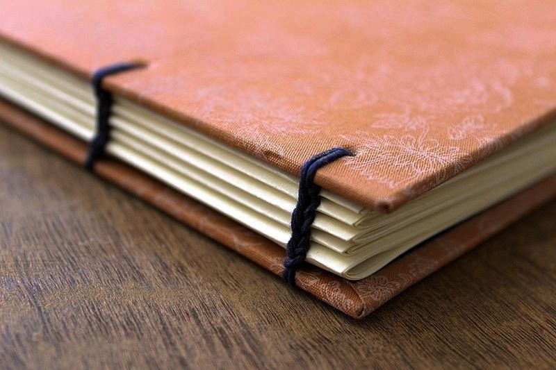 Biblioteca Gracinda dos Anjos oferece oficina gratuita de encadernação artesanal com vagas limitadas