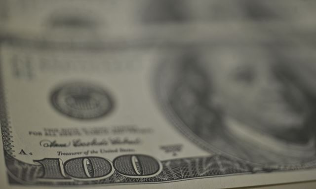 Dólar recua, bolsa cai e petróleo dispara com tensão no Oriente Médio