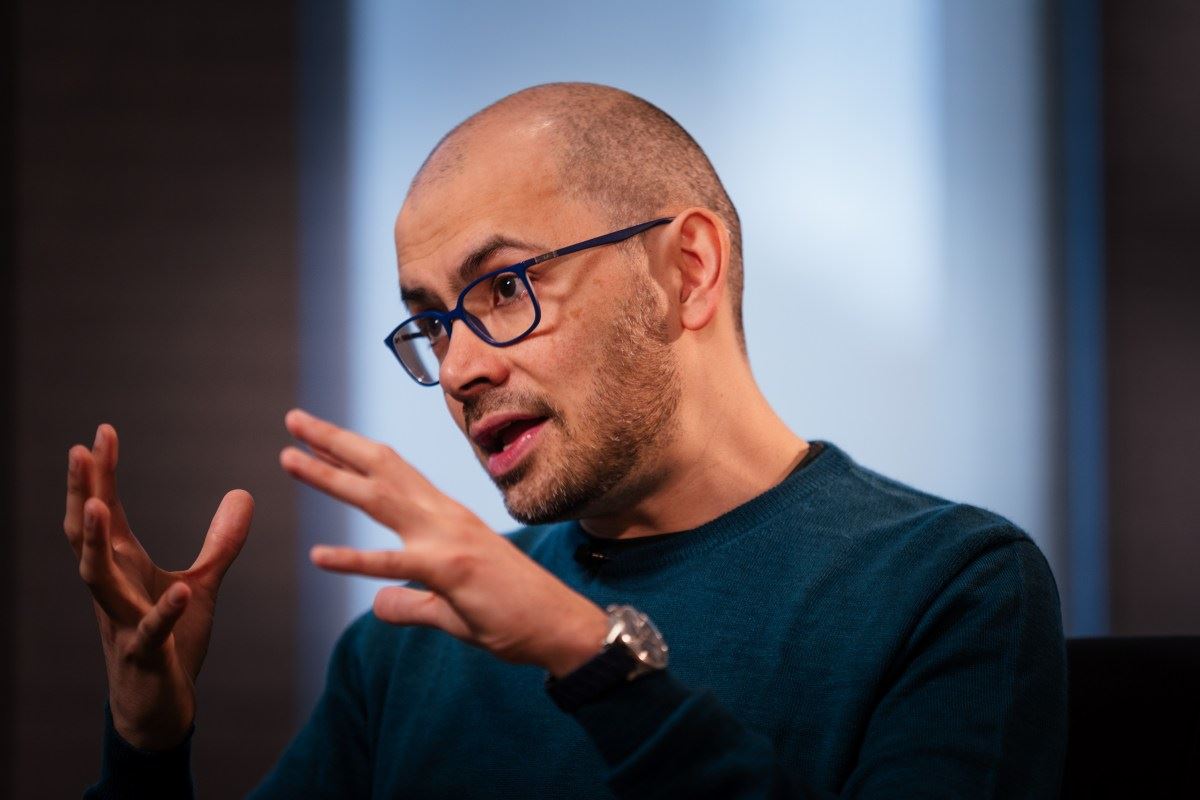 CEO da DeepMind pede órgão de padrões independente para regulamentar IA de fronteira