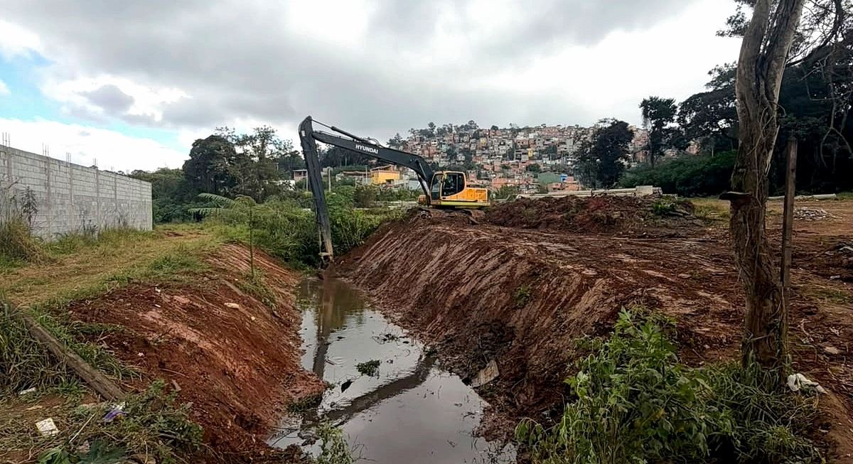 Prefeitura prossegue com desassoreamento do córrego Cabuçu