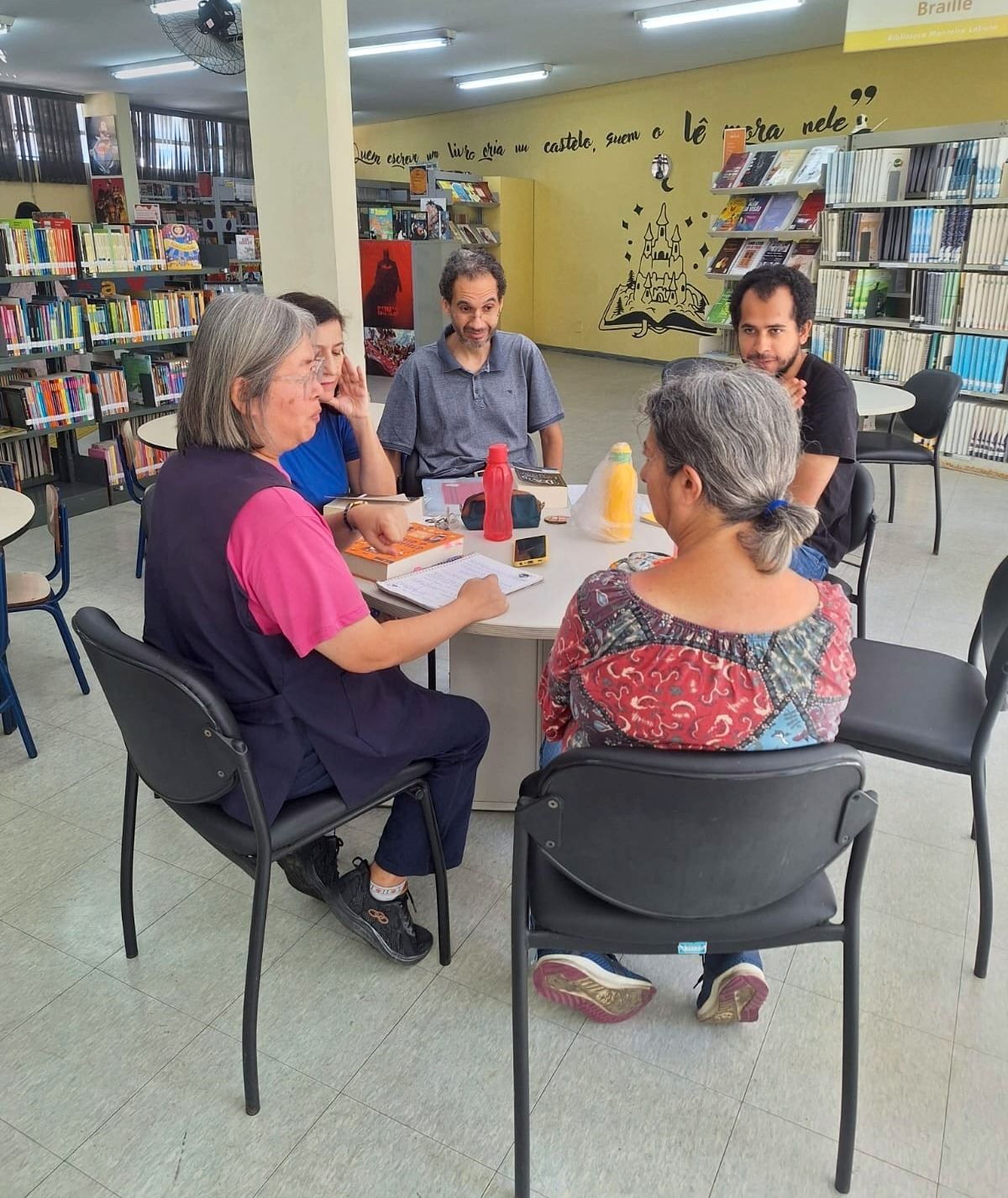 Clube de Leitura debate o livro "Coisa de Rico" em duas bibliotecas de Guarulhos