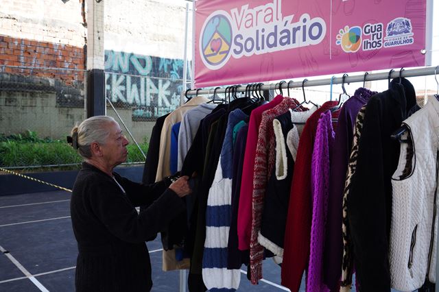 Varal Solidário entrega três mil peças de roupas no Jardim Maria Alice