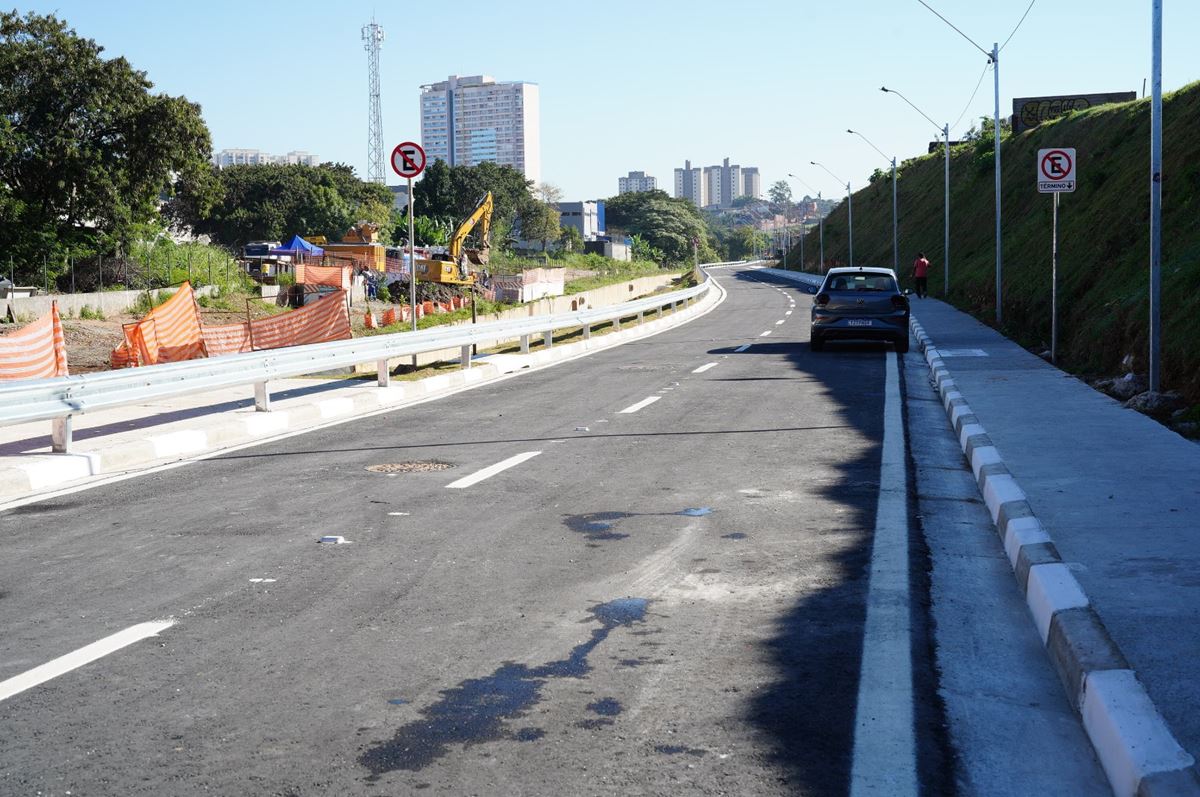 Prefeitura entrega nova avenida que vai desafogar o trânsito na região do Parque Renato Maia