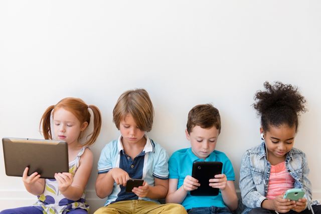 Pais querem celulares mais seguros para os filhos. Essas empresas estão atendendo ao chamado.
