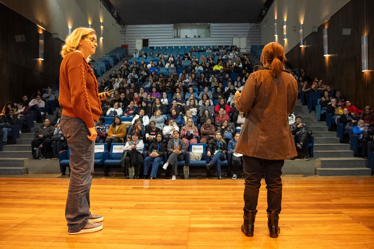 Formação dos cozinheiros da rede municipal destaca a aplicação de conhecimentos técnicos no cotidiano das escolas