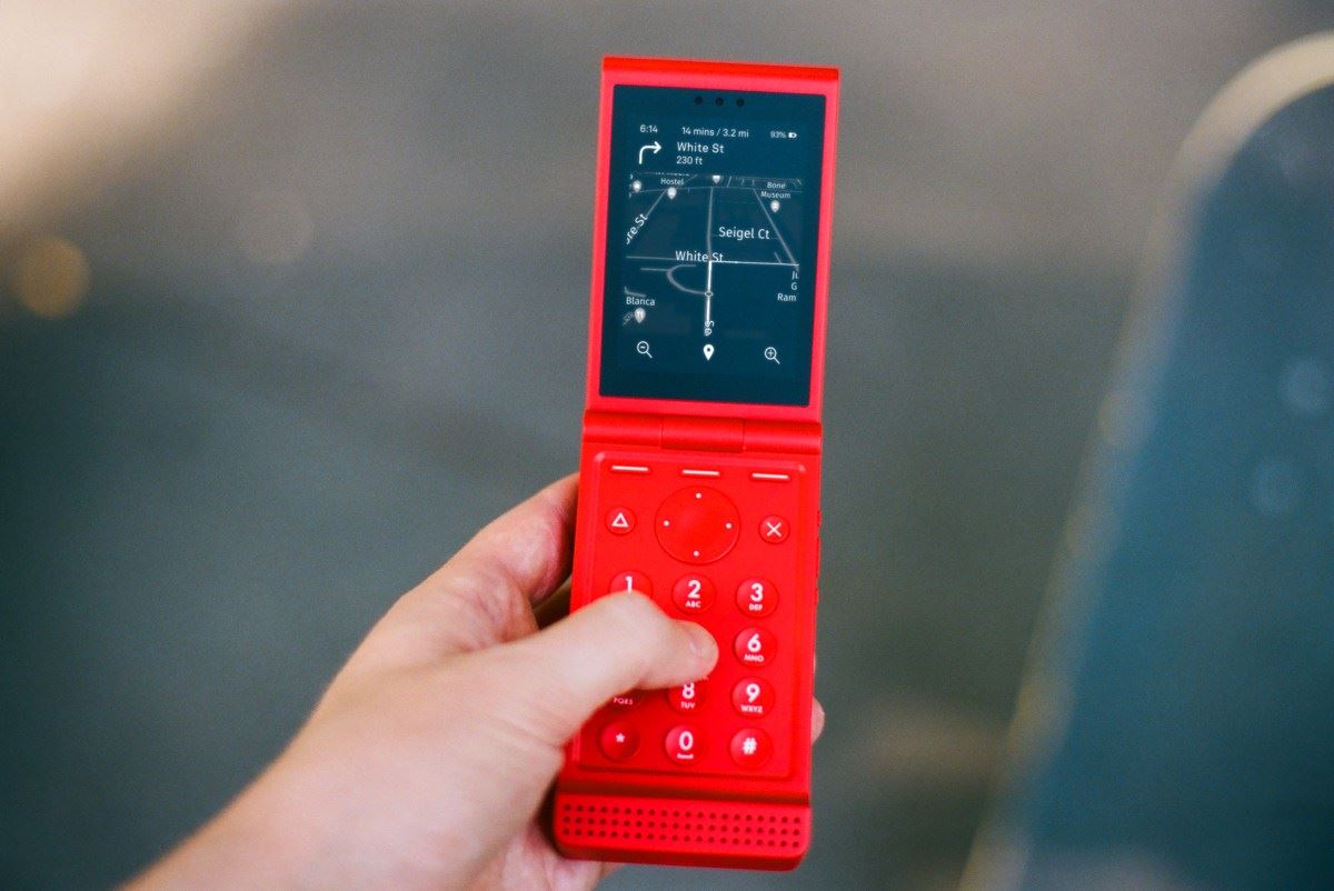 A Light fez um celular flip — ele é colorido e é barato