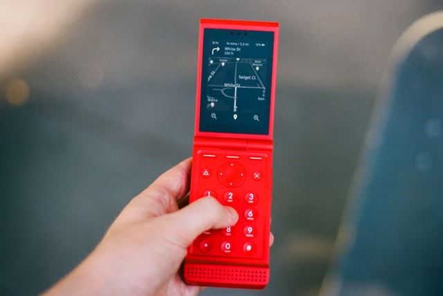 A Light fez um celular flip — ele é colorido e é barato
