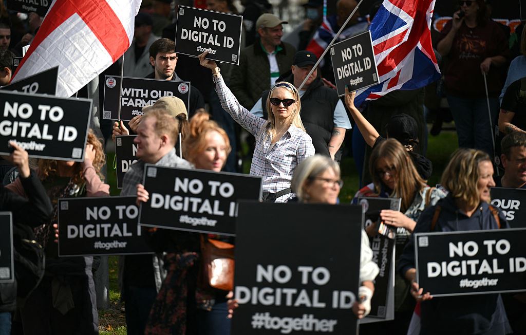 Governo do Reino Unido desiste de planos para carteiras de identidade digitais após milhões de britânicos se oporem