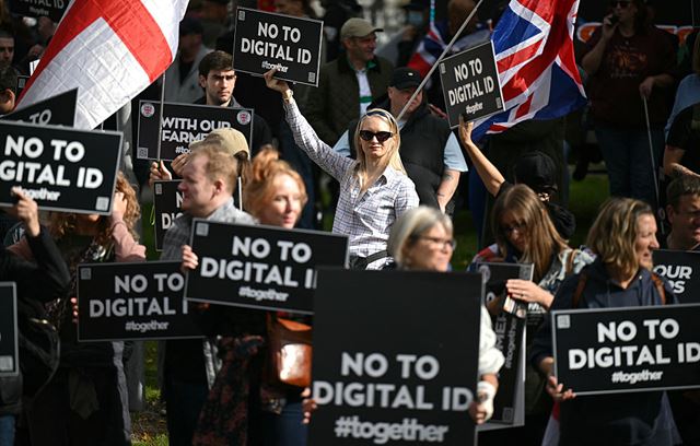 Governo do Reino Unido desiste de planos para carteiras de identidade digitais após milhões de britânicos se oporem