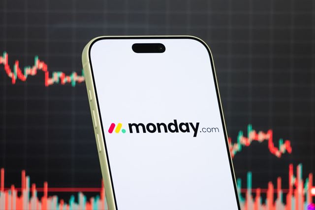 Monday.com demite centenas para focar em IA