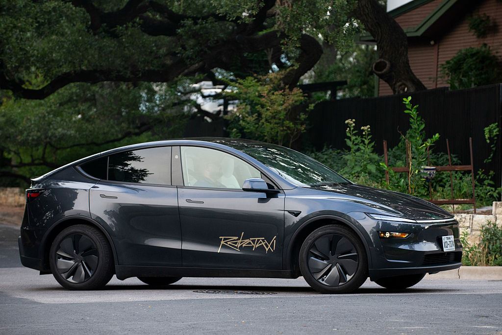 Os robotáxis da Tesla estão andando para trás