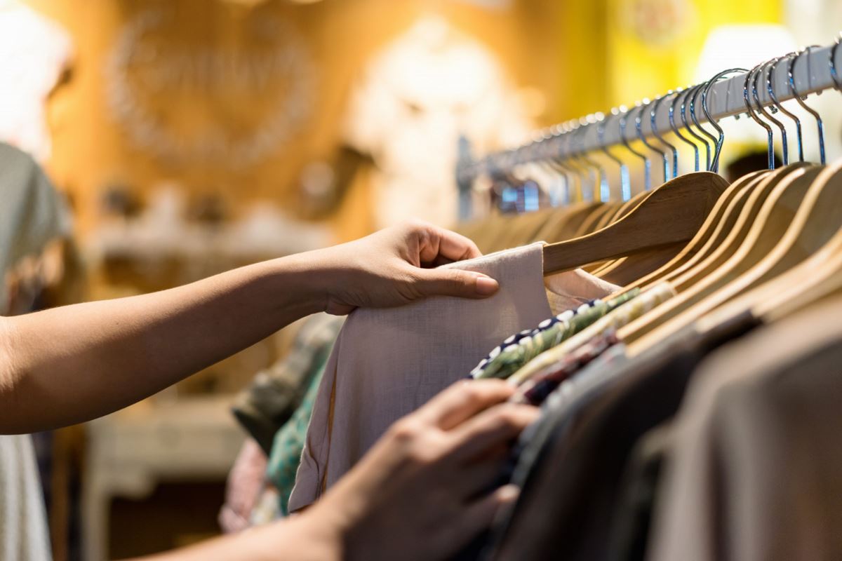 Oficina gratuita ensina customização de roupas para brechó em Guarulhos