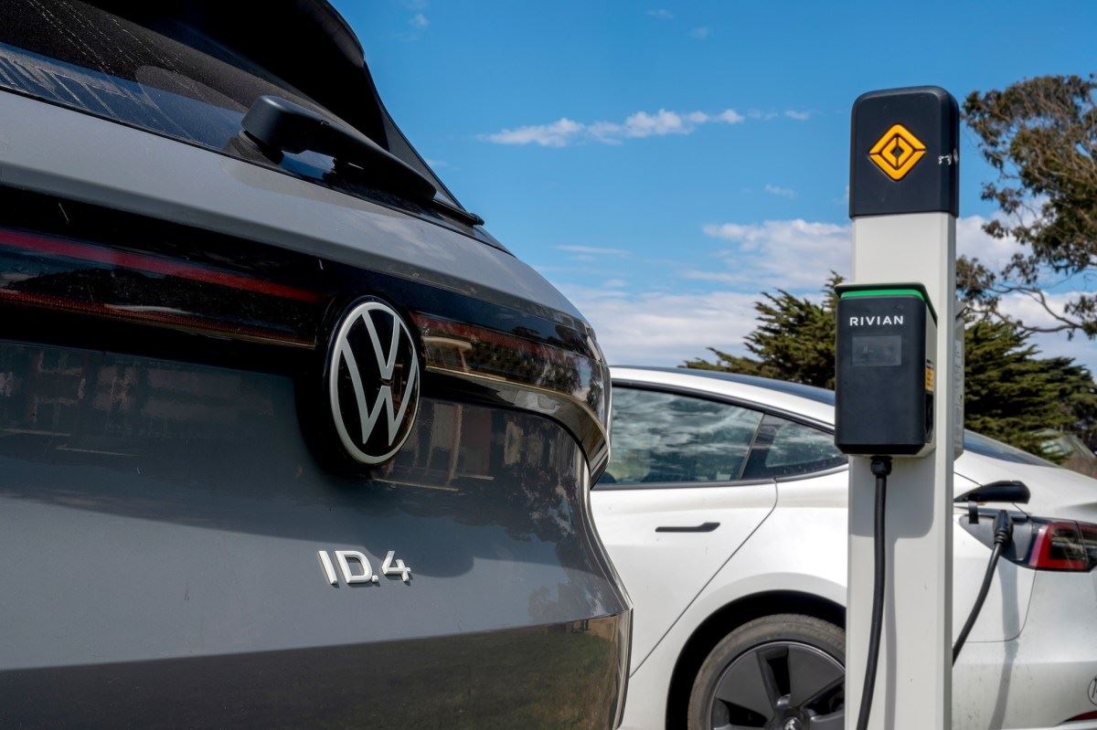 Engenheiros da Volkswagen acusados de uso de informação privilegiada vinculado a *joint venture* com a Rivian
