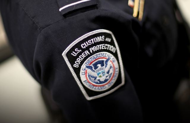 EUA acusam americano de supostamente apagar seu celular usando uma senha de coação durante busca na fronteira