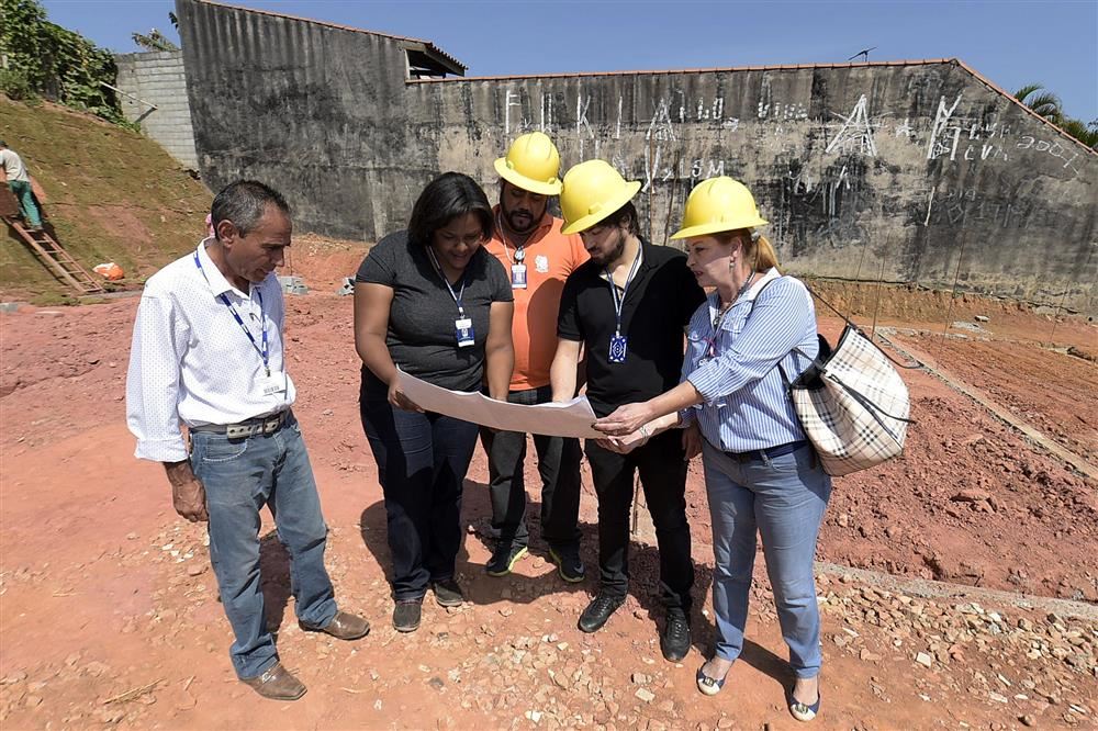 Prefeito vistoria obra da nova sede da Regional de Bonsucesso