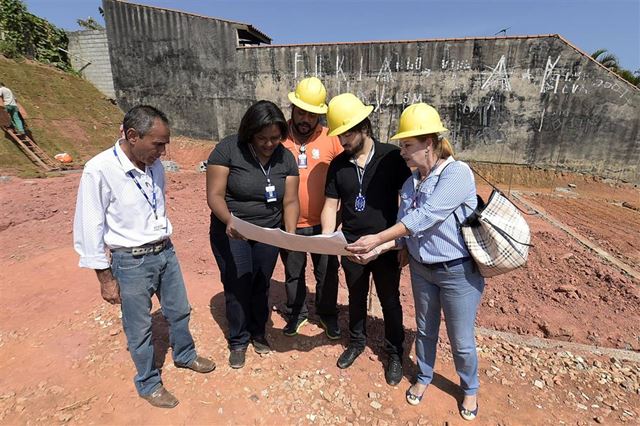 Prefeito vistoria obra da nova sede da Regional de Bonsucesso