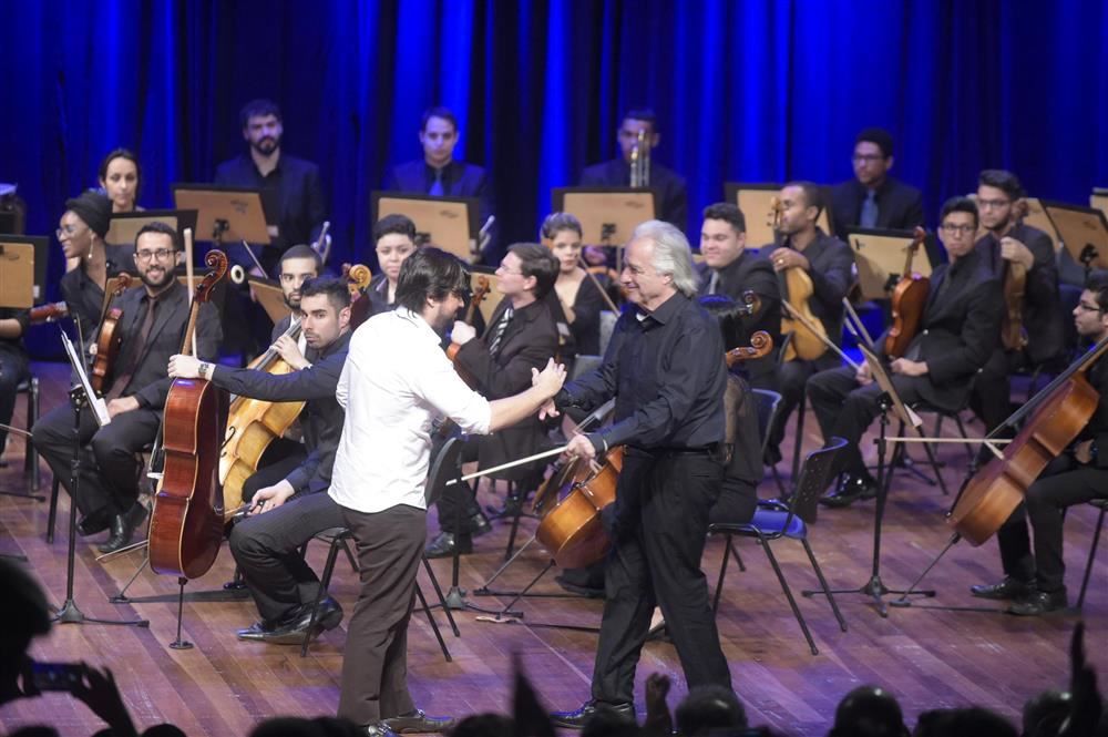 Orquestra Jovem e maestro João Carlos Martins emocionam público no Adamastor Centro