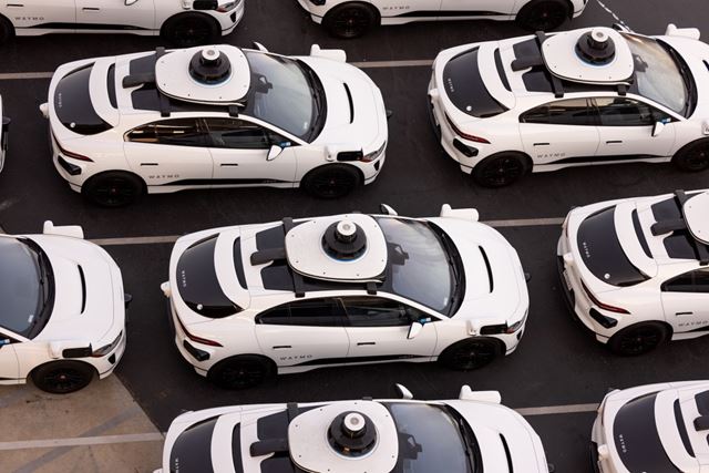 Waymo e operadores de robotáxis enfrentam novo escrutínio devido a falhas na resposta a emergências