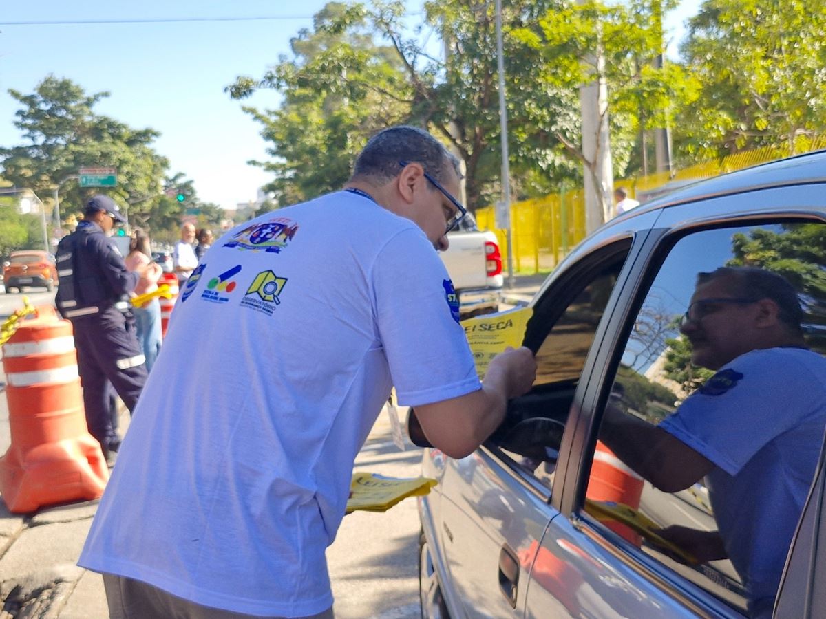 Prefeitura realiza blitz educativa sobre os riscos de dirigir após consumir álcool