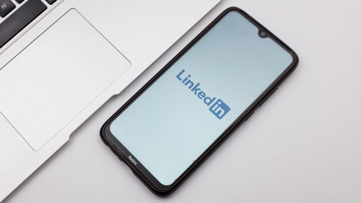 LinkedIn adiciona um botão para denunciar conteúdo lixo gerado por IA