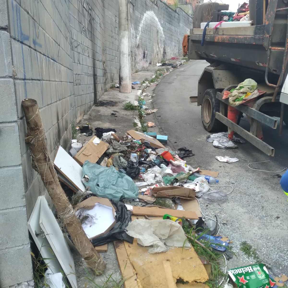 Prefeitura de Guarulhos realiza limpeza e remoção de resíduos no Vila Rio