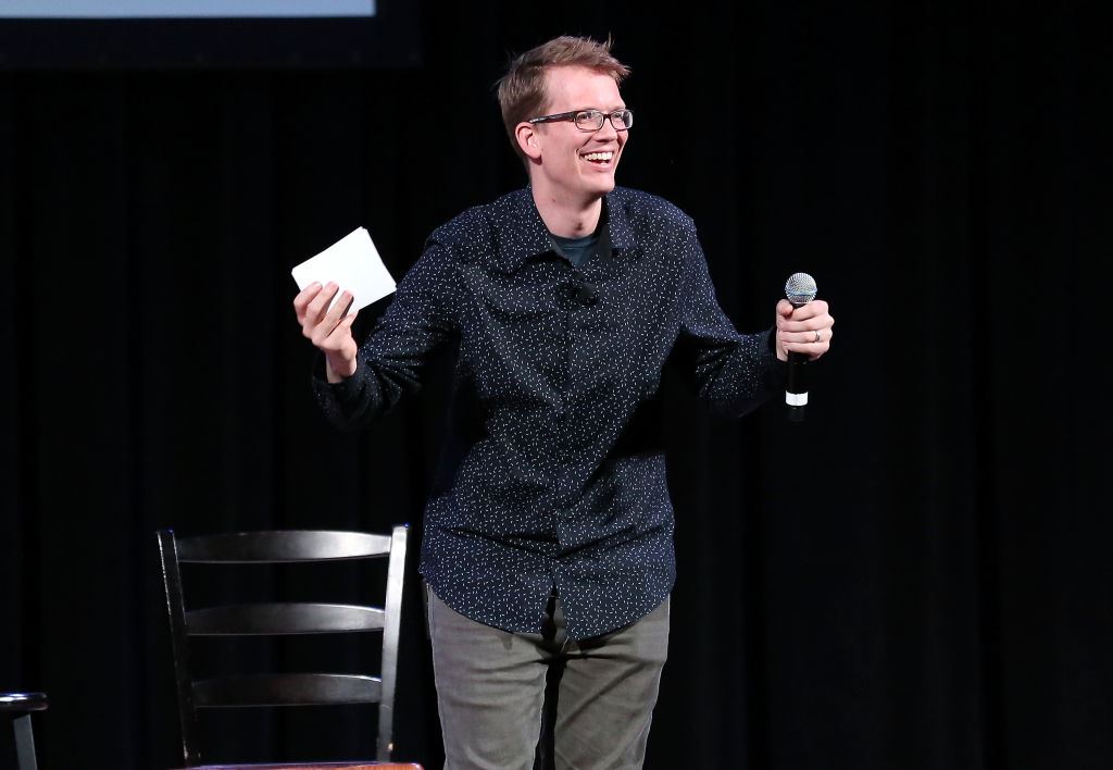 YouTuber Hank Green diz que seu uso de IA não é saudável