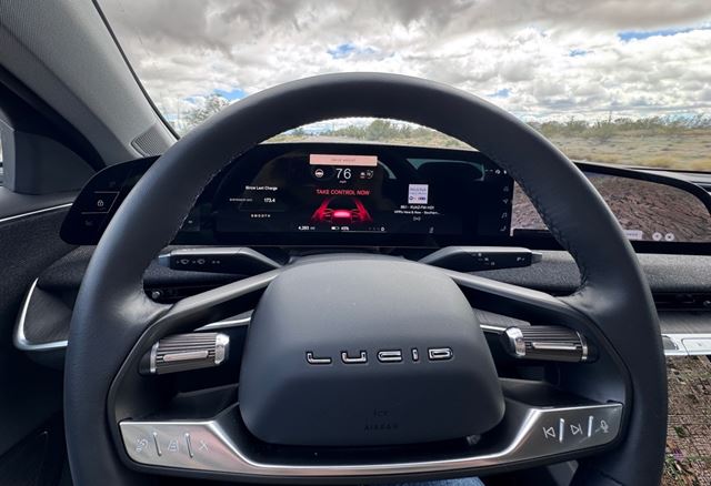 A Lucid Motors acabou de adiar seu carro elétrico acessível. E agora?