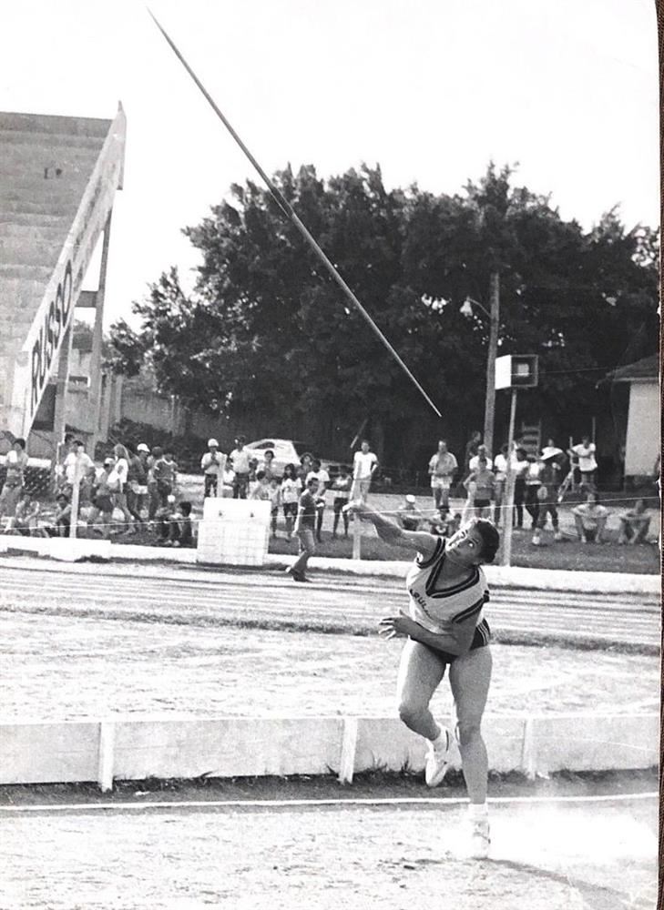 Professora dedica mais de 40 anos à formação de novos talentos no atletismo