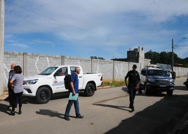 Prefeitura interrompe invasão de área pública no Jardim Álamo
