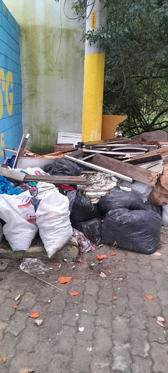 Prefeitura de Guarulhos realiza limpeza e remoção de resíduos na Estrada David, no Cabuçu
