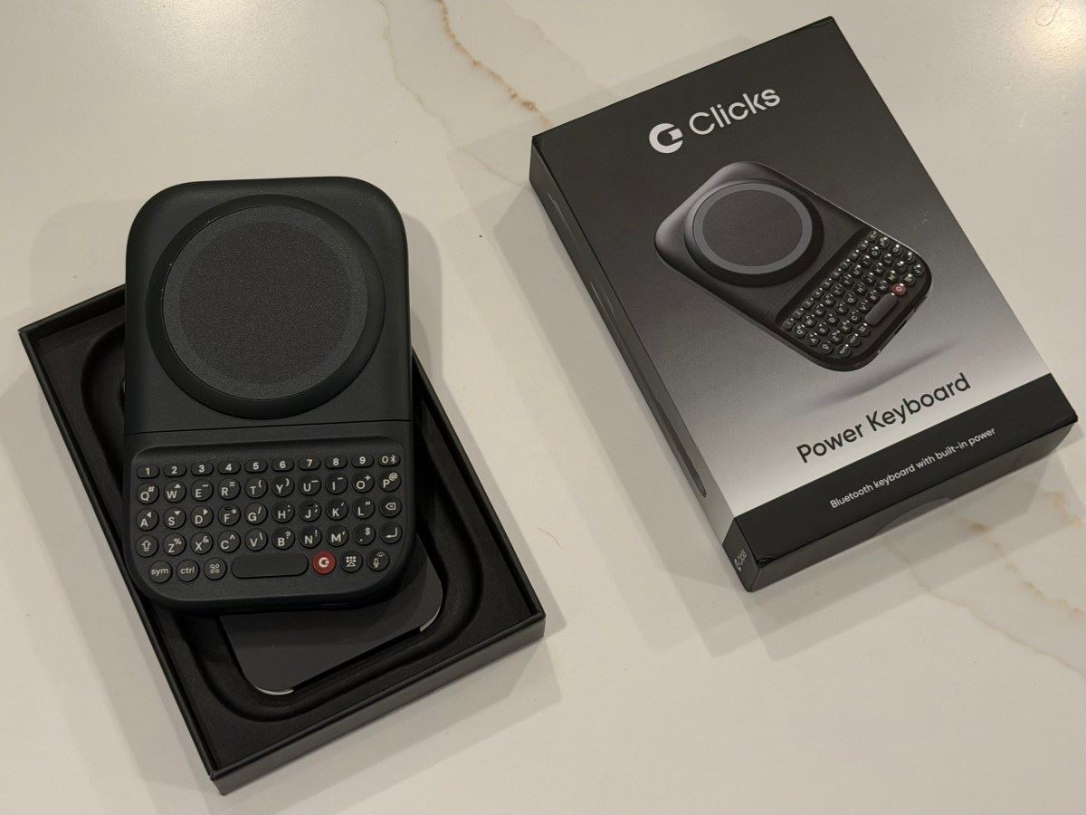 O Power Keyboard da Clicks traz a digitação no estilo BlackBerry para qualquer telefone — com alguns compromissos