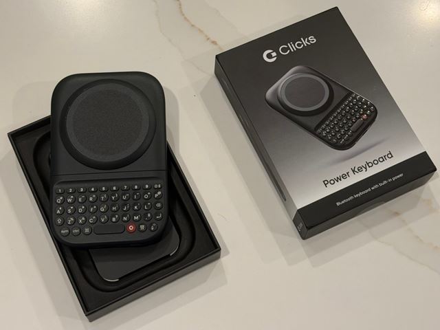 O Power Keyboard da Clicks traz a digitação no estilo BlackBerry para qualquer telefone — com alguns compromissos