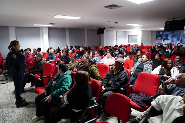 Estudantes da EJA participam de conscientização do Agosto Lilás na Secretaria de Educação