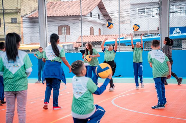 Reforma de quadra e oferta de atividades esportivas beneficiam mais de 500 estudantes da EPG Jocymara