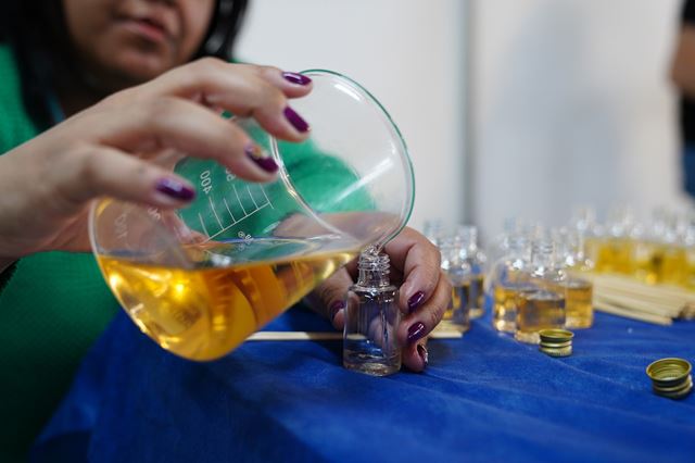Assistidas pela Casa da Mulher Recreio São Jorge aprendem a fazer difusor de varetas e água de lençol