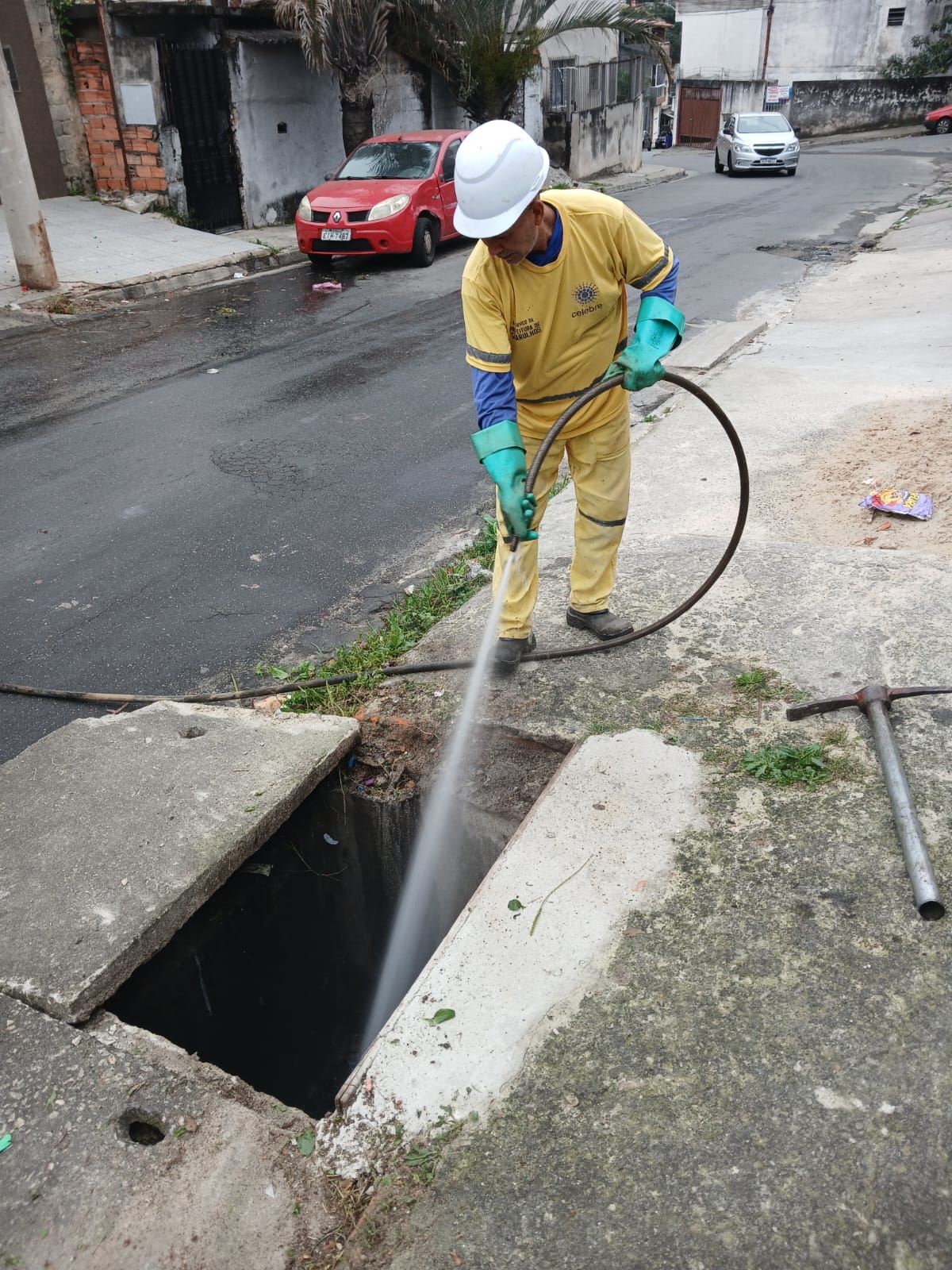 Prefeitura limpa boca de lobo na rua Projetada, no Jardim Cocaia