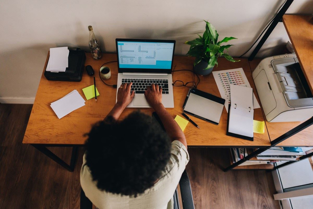 7 acessórios de mesa que podem melhorar o seu dia de trabalho