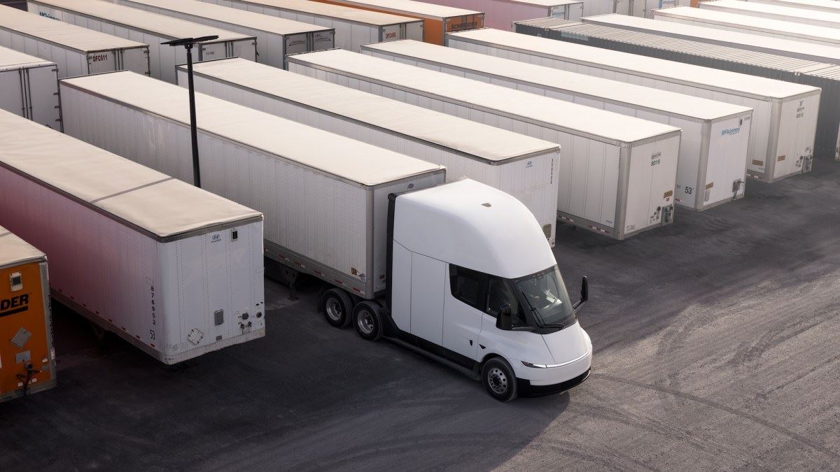 Einride fecha acordo para adicionar 500 Tesla Semis à sua frota