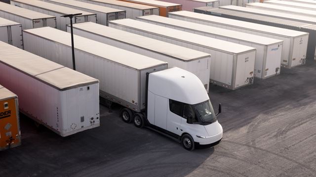 Einride fecha acordo para adicionar 500 Tesla Semis à sua frota