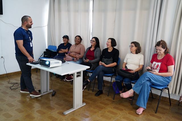 Oficinas  nas Casas da Mulher Guarulhense orientam  assistidas sobre aplicativos de transporte urbano