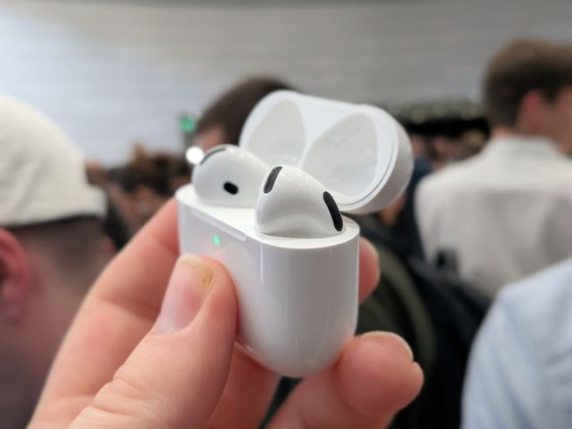 A nova atualização do macOS da Apple supostamente contém um vídeo de AirPods com uma câmera