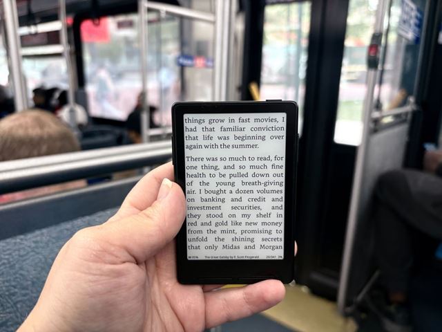 Este pequeno leitor de e-books magnético pode impedir você de ficar rolando o feed infinitamente