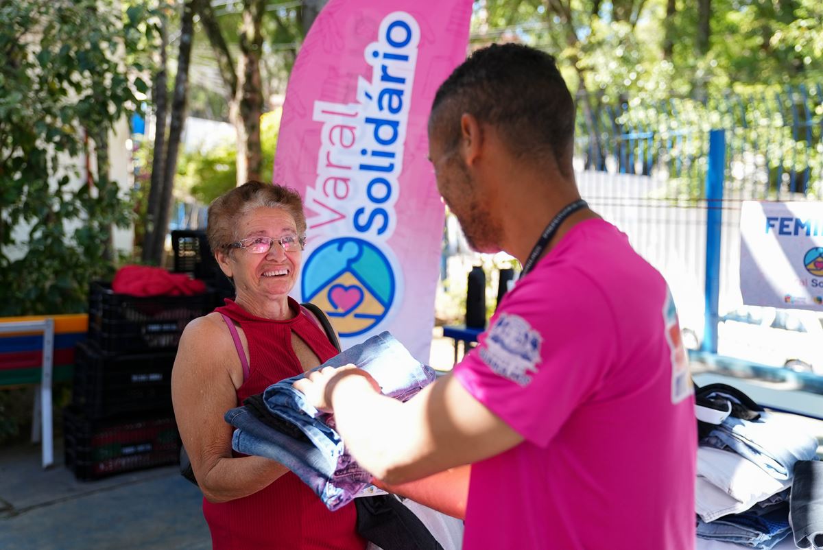 Varal Solidário entrega 1.500 peças de roupa no Jardim Bananal