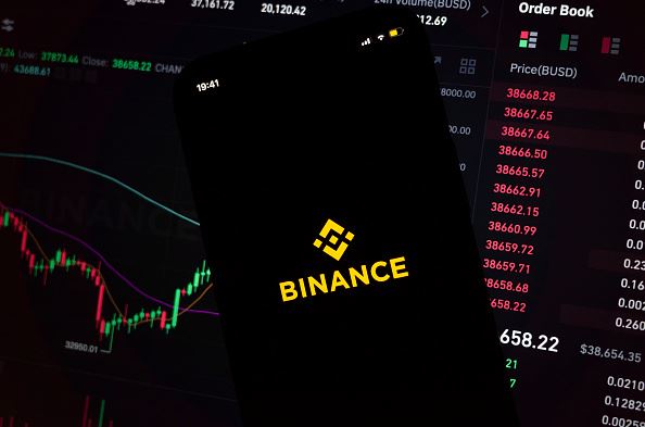 A Binance agora permite que agentes de IA operem, mas mantê-los sob controle depende em grande parte dos usuários