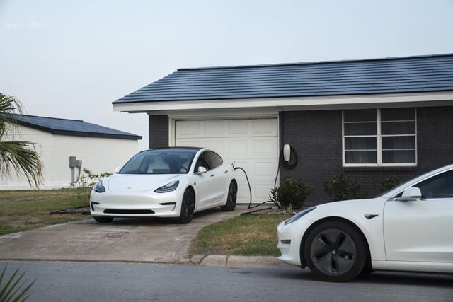 O telhado solar da Tesla morreu — veja o que deu errado